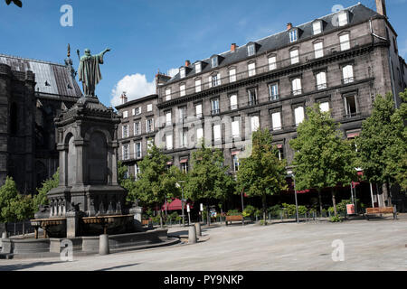 Clermont-Ferrand (Frankreich): "Place de la Victoire" Platz im Zentrum der Stadt. Auf der linken Seite, der Brunnen mit der Statue des Papstes Urba Stockfoto