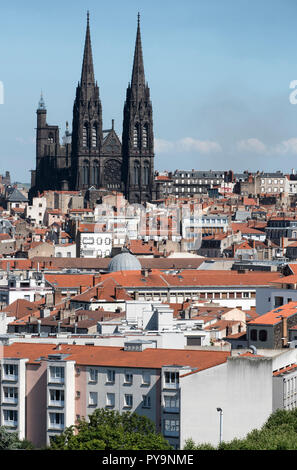 Clermont-Ferrand (Frankreich): Überblick über die Stadt. Im Hintergrund die Kathedrale Unserer Lieben Frau von der Annahme von Clermont-Ferrand, classifie Stockfoto