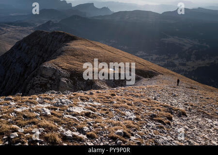 Gresse-en-Vercors (Frankreich). Grand Veymont Hügel im Vercors Massif, in der Isere Abteilung, mit dem Vercors Plateau im backgrou Stockfoto