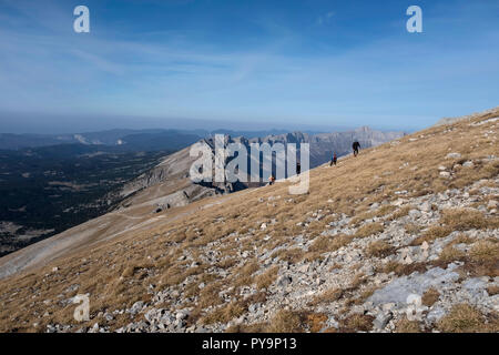 Gresse-en-Vercors (Frankreich). Gruppe der Wanderer auf dem Grand Veymont Hügel im Vercors Massif, in der Isere Abteilung, mit dem Vercors Stockfoto