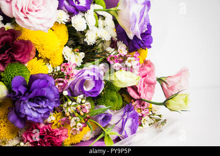Blumenstrauß mit vielen verschiedenen Blumen auf dem Holzhintergrund. Geringe Schärfentiefe. Stockfoto