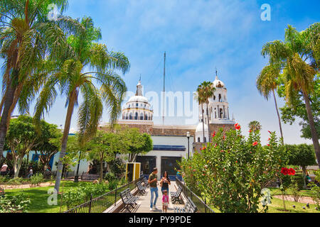 Guadalajara, Tlaquepaque, Mexiko - 20 April 2018: Tlaquepaque malerischen Kirchen während der Hauptreisezeit Stockfoto