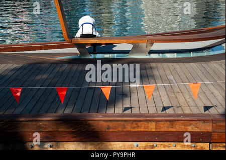 18.09.2018, Sydney, New South Wales, Australien - sitzt ein Mann an der Wasserseite in Darling Harbour mit der Cockle Bay vor ihm. Stockfoto