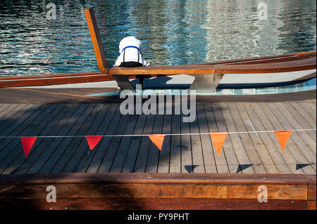 18.09.2018, Sydney, New South Wales, Australien - sitzt ein Mann an der Wasserseite in Darling Harbour mit der Cockle Bay vor ihm. Stockfoto