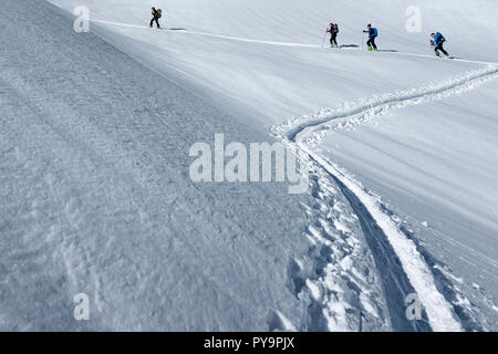 Langlaufen in das Mont Blanc Massiv in der Nähe von Areches-Beaufort. Aufstieg in Richtung der Òpointe de la Grande JourneeÓ Berg Stockfoto