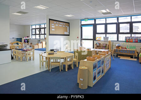 Innenansicht eines Kindergartenklasssraums in einer neuen Londoner Grundschule. Zeigt natürliche Holzmöbel.leer, keine Pupillen. Stockfoto