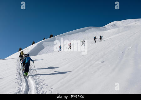 Langlaufen in das Mont Blanc Massiv in der Nähe von Areches-Beaufort. Aufstieg in Richtung der Òpointe de la Grande JourneeÓ Berg Stockfoto