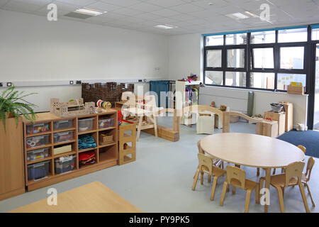 Innenansicht eines Kindergartenklasssraums in einer neuen Londoner Grundschule. Zeigt natürliche Holzmöbel.leer, keine Pupillen. Stockfoto