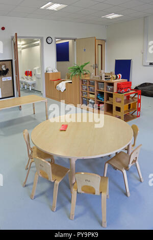 Einrichtung einer Baumschule Klassenzimmer in einem neuen London Grundschule. Zeigt natürliche Holz Möbel. Stockfoto