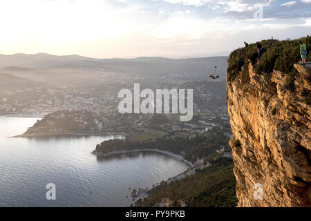 Marseille (Frankreich): Base Jumping aus der roten Klippen der ÒCap CanailleÓ Vorgewende (363 m) bei Sonnenuntergang *** Local Caption *** Stockfoto