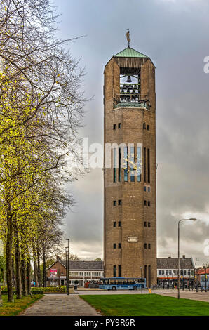 Emmeloord, Niederlande, 24. Oktober 2018: Die Polder Turm, ehemaliger Wasserturm und höchste Gebäude der Polder, auf dem zentralen Platz und bussta Stockfoto