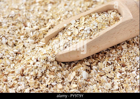 Haferflocken in Holz- Schaufel, close-up Stockfoto