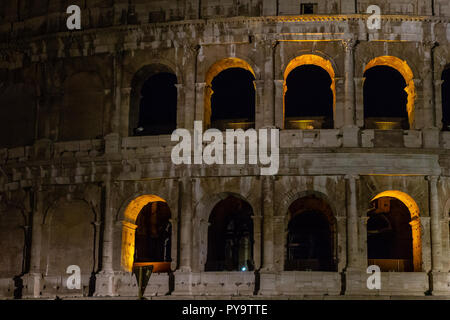 Nacht Blick auf das Kolosseum oder Coliseum, auch als das flavische Amphitheater bekannt. Stockfoto