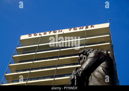 Die Statue von Edward colston in Bristol Centre. Eine umstrittene Figur wegen seiner philanphropy und Link zu den Sklavenhandel. Stockfoto