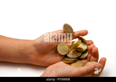 Zulage Tag! Euro Münzen in die Hände von Kindern fallen. Bewegungsunschärfe. Fokus auf Münzen in den Händen. Stockfoto
