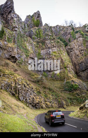 Auto fahren auf der Straße durch Cheddar Gorge von einer niedrigen Perspektive suchen Stockfoto