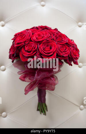 Große luxuriöse Blumenstrauß Anordnung der leuchtend rote Rosen rosa Organza Ribbon. Stockfoto