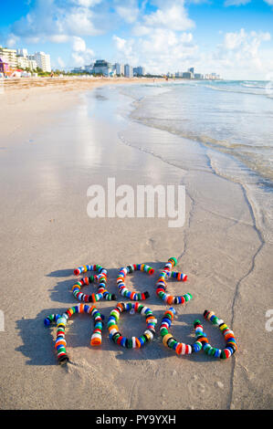 Handeln Sie jetzt zum Handeln aus Kunststoff Flasche top Abfall an der Küste von South Beach, Miami, USA Anruf Stockfoto