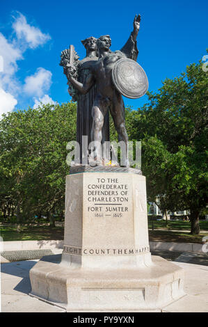 CHARLESTON, South Carolina, USA - ca. August 2018: ein Monument, das sich in einem öffentlichen Park zu Verbündete Soldaten gewidmet Stockfoto