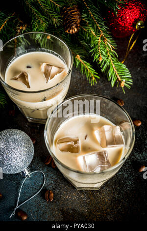 Irish Cream Likör, Cocktail oder traditionellen Winter Weihnachten trinken, dunklen Rusty Hintergrund mit Fir Tree Branches, Kaffeebohnen und Weihnachten Dekoration Stockfoto