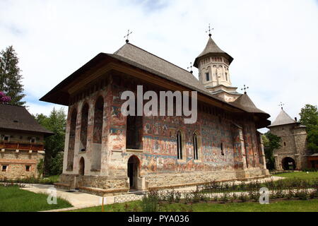 Moldovita Kloster Kirche in einem befestigten Gehäuse mit Fresken von 1537, Teil der Bucovina Kloster Gruppe in Rumänien Stockfoto