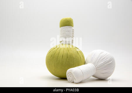 Grüne und weiße Kugel Kugel komprimieren Komprimieren auf weißem Hintergrund. Stockfoto