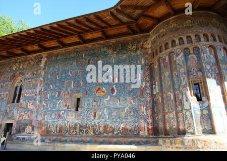 Fresken an die Außenseite des Kloster Voronet Kirche, mit bemalten Voronet Blau Lack, Teil der Bucovina Kloster Gruppe in Rumänien Stockfoto