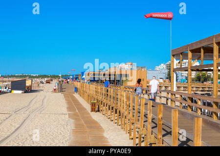 Hölzerne Promenade Promenade entlang der Strand von Monte Gordo, Algarve, Portugal Stockfoto