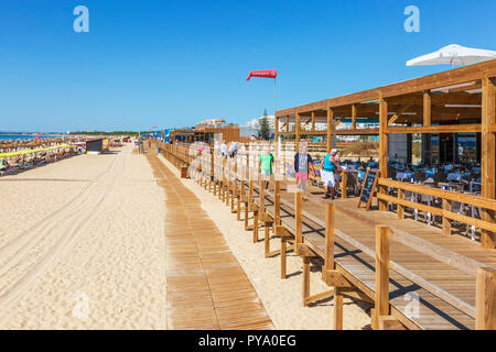 Hölzerne Promenade Promenade entlang der Strand von Monte Gordo, Algarve, Portugal Stockfoto