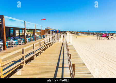 Hölzerne Promenade Promenade entlang der Strand von Monte Gordo, Algarve, Portugal Stockfoto