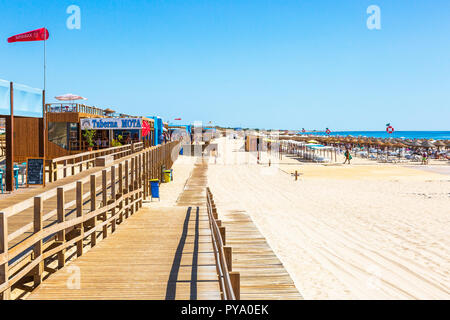 Hölzerne Promenade Promenade entlang der Strand von Monte Gordo, Algarve, Portugal Stockfoto