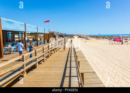 Hölzerne Promenade Promenade entlang der Strand von Monte Gordo, Algarve, Portugal Stockfoto