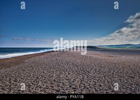 Kieselstrand mit Meer und Land, Lehm auf Meer, Norfolk, England, Großbritannien Stockfoto
