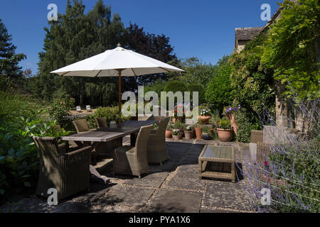 Terrasse und Sitzgelegenheiten Außenbereich in Englischer Garten, England, Europa Stockfoto