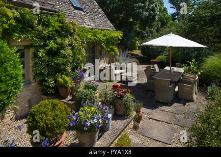 Terrasse und Sitzgelegenheiten Außenbereich in Englischer Garten, England, Europa Stockfoto