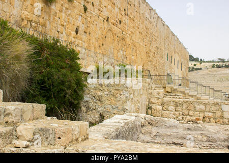 Teil der südlichen Wand von theTemple Berg in Jerusalem mit Teil Geländer aus Stahl und Gehweg Besucher und Touristen zu erleichtern. Der Ölberg Stockfoto