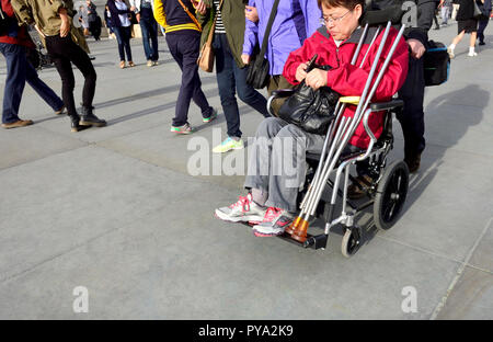 Asiatische Frau im Rollstuhl, London, England, UK. Stockfoto