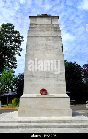 Maidstone, Kent, England, UK. Mohn Kranz am Kriegerdenkmal in Thomasburg Gärten zu den Königinnen die eigenen Royal West Kent Regiment Stockfoto