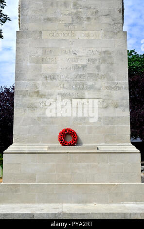 Maidstone, Kent, England, UK. Mohn Kranz am Kriegerdenkmal in Thomasburg Gärten zu den Königinnen die eigenen Royal West Kent Regiment Stockfoto