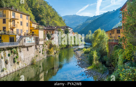 Die malerische Stadt Bagni di Lucca an einem sonnigen Tag. In der Nähe von Lucca, in der Toskana, Italien. Stockfoto