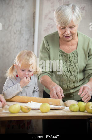 Eine Großmutter und Enkelin sind die kleinen Apple Pies Stockfoto