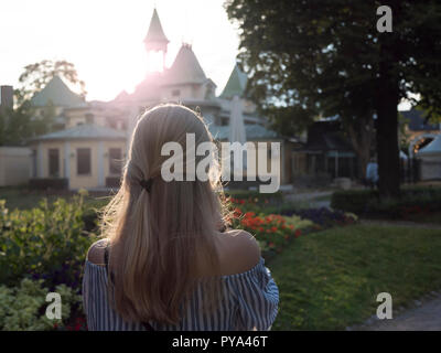 Eine blonde Frau genießt den Sonnenuntergang in Schweden Stockfoto