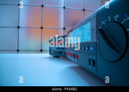 Elektronische Messgeräte. Funktionsgenerator und Multimeter Messgerät für die Messung der Spannung Stockfoto