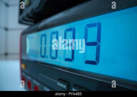 Elektronische Messgeräte. Funktionsgenerator und Multimeter Messgerät für die Messung der Spannung Stockfoto