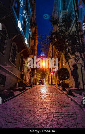 Blick auf alte Gasse mit der Galata Turm namens Christus Turm von GENUESISCHEN einen berühmten mittelalterlichen Sehenswürdigkeiten Architektur in Istanbul, Türkei. Stockfoto
