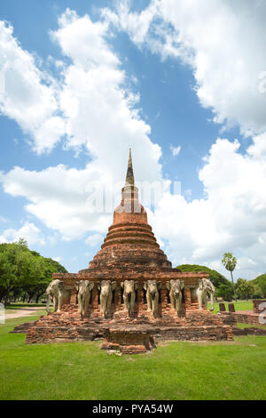 UNESCO-Weltkulturerbe Wat Sorasak in Sukhothai, Thailand. Stockfoto