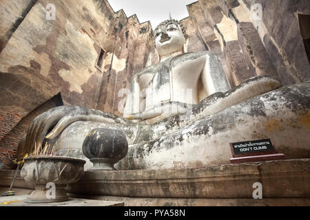 13. jahrhundert Tempel Verankerung, die größte Buddhastatue in Sukhothai, Thailand. Phra Achana im Wat Si Chum. Stockfoto