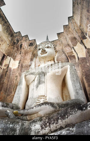 13. jahrhundert Tempel Verankerung, die größte Buddhastatue in Sukhothai, Thailand. Phra Achana im Wat Si Chum. Stockfoto