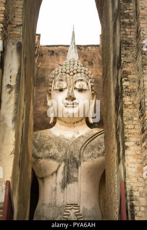 13. jahrhundert Tempel Verankerung, die größte Buddhastatue in Sukhothai, Thailand. Phra Achana im Wat Si Chum. Stockfoto