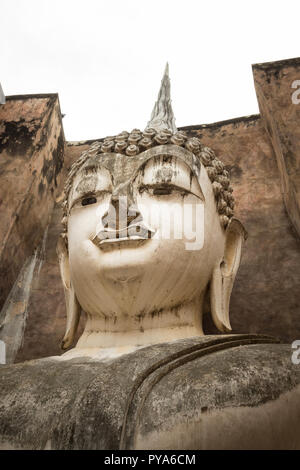 13. jahrhundert Tempel Verankerung, die größte Buddhastatue in Sukhothai, Thailand. Phra Achana im Wat Si Chum. Stockfoto